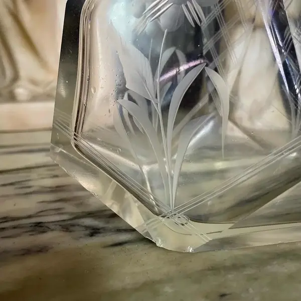 Foto de um(a) Antiga Garrafa Licoreira Art Deco Cristal Tcheco Karl Palda, da categoria de Garrafas. Karl Palda. Antiga e especial garrafa em cristal tcheco facetado, toda lapidada à mão. Delicada lapidação com flores.... Mostrado de uma perspectiva diferente. Vendido no marketplace Trésors.