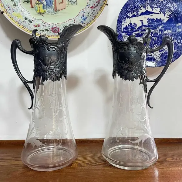 Foto de um(a) Antigo Raro Par De Jarras Claret Jug Cristal Art Nouveau Wmf, da categoria de Garrafas, potes e jarros. WMF. Antigo e raro par de grandes jarras Claret jug em cristal alemão lapidadas à mão, linda decoração floral em relevo.... Mostrado de uma perspectiva diferente. Vendido no marketplace Trésors.