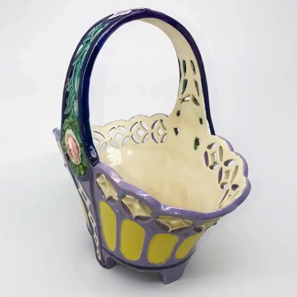 Foto de um(a) Antiga Cesta Art Nouveau Faiança Majolica Tcheca Eichwald, da categoria de Cestos e Caixas. Eichwald, importante manufatura fundada em 1871. Antiga e rara cesta em majolica/faiança tcheca, linda coloração e decoração... Mostrado de uma perspectiva diferente. Vendido no marketplace Trésors.