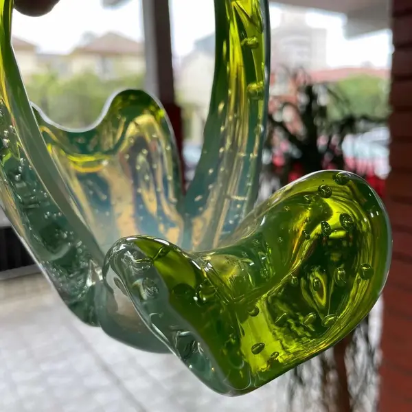 Foto de um(a) Antiga Cesta Decorativa Bowl Murano Italiano Opalescente, da categoria de Centro de mesa. Antiga cesta decorativa em legítimo Murano Italiano, cor verde rubi e detalhes opalescente, peça feita à mão. Período Art... Mostrado de uma perspectiva diferente. Vendido no marketplace Trésors.