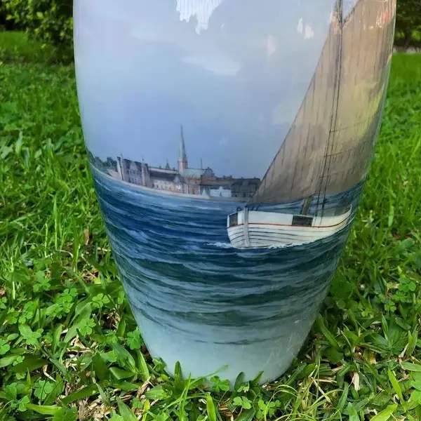 Foto de um(a) Antigo Grande Jarro Vaso Art Deco Porcelana Royal Copenhagen, da categoria de Vasos. Royal Copenhagen. Antigo e grande vaso em porcelana artística Dinamarquesa, da famosa manufatura Royal Copenhagen.... Mostrado de uma perspectiva diferente. Vendido no marketplace Trésors.