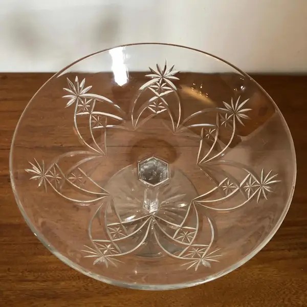 Foto de um(a) Antiga Fina Fruteira Centro De Mesa Cristal Francês Baccarat, da categoria de Fruteiras. Baccarat. Antiga e fina fruteira em cristal francês, toda lapidada à mão com linhas geométricas formando estrelas, o fundo... Mostrado de uma perspectiva diferente. Vendido no marketplace Trésors.