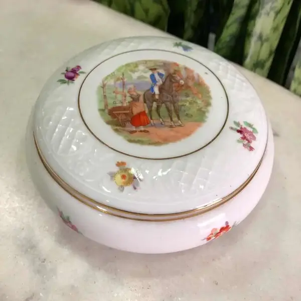 Foto de um(a) Antiga Pozeira Caixa Porta Jóias Porcelana Alemã Bavaria, da categoria de Cestos e Caixas. Bavaria - Schumann Arzberg. Antiga e linda pozeira, caixa porta jóias em porcelana artística alemã, decoração floral, com... Mostrado de uma perspectiva diferente. Vendido no marketplace Trésors.
