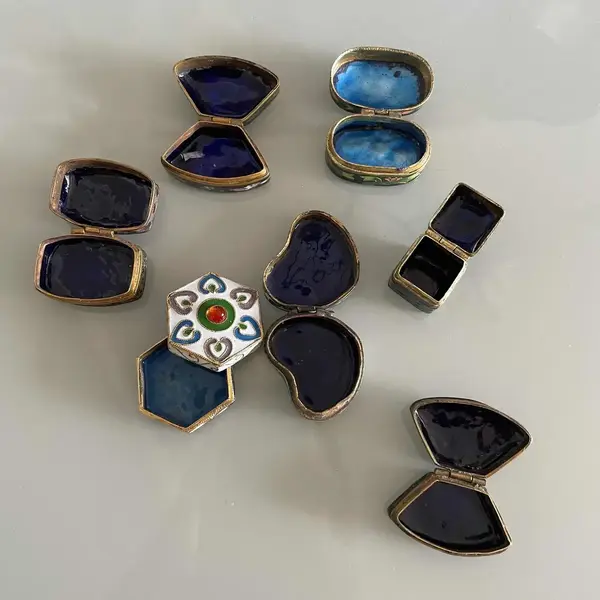 Foto de um(a) Antiga Rara Coleção Com 7 Caixinhas Em Metal Cloisonné, da categoria de Outros colecionáveis. Peças feitas à mão. Século XX.Muito decorativas e colecionares. Bem conversadas Medida da maior aproximadamente 4cm. Mostrado de uma perspectiva diferente. Vendido no marketplace Trésors.