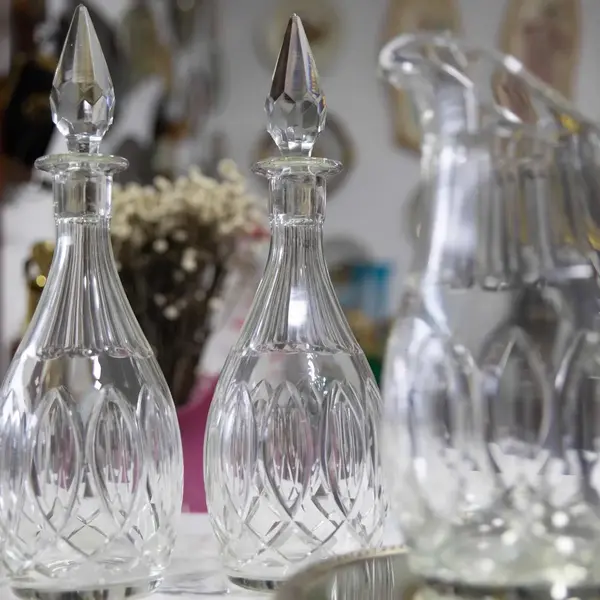 Foto de um(a) Antigo Conjunto Garrafa Licoreira Jarra Em Cristal Baccarat, da categoria de Garrafas, potes e jarros. Puro cristal francês ~ Baccarat ~Antigo e elegante conjunto com três peças para servir, sendo duas garrafas licoreiras e uma... Mostrado de uma perspectiva diferente. Vendido no marketplace Trésors.