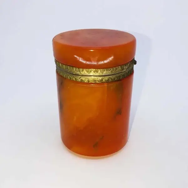 Foto de um(a) Antigo Conjunto Caixa Cigarreira Cinzeiro Alabastro Art Deco, da categoria de Cinzeiros. Genuine Alabaster - hand carved in Italy. Antigo conjunto de caixa cigarreira e 2 cinzeiros em legítimo alabastro italiano... Mostrado de uma perspectiva diferente. Vendido no marketplace Trésors.