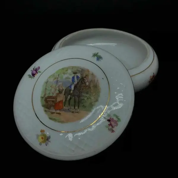 Foto de um(a) Antiga Pozeira Caixa Porta Jóias Porcelana Alemã Bavaria, da categoria de Cestos e Caixas. Bavaria - Schumann Arzberg. Antiga e linda pozeira, caixa porta jóias em porcelana artística alemã, decoração floral, com... Mostrado de uma perspectiva diferente. Vendido no marketplace Trésors.