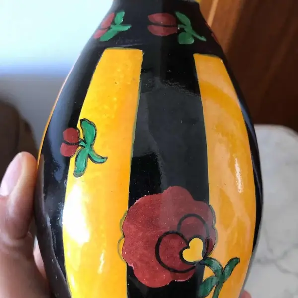 Foto de um(a) Antigo Vaso Art Deco Cerâmica Artística Francesa Pintado Mao, da categoria de Vasos. Vaso em cerâmica artística francesa, pintado à mão, período Art Deco. Início do século XX. Altura 17cm Circunferência 30cm. Mostrado de uma perspectiva diferente. Vendido no marketplace Trésors.