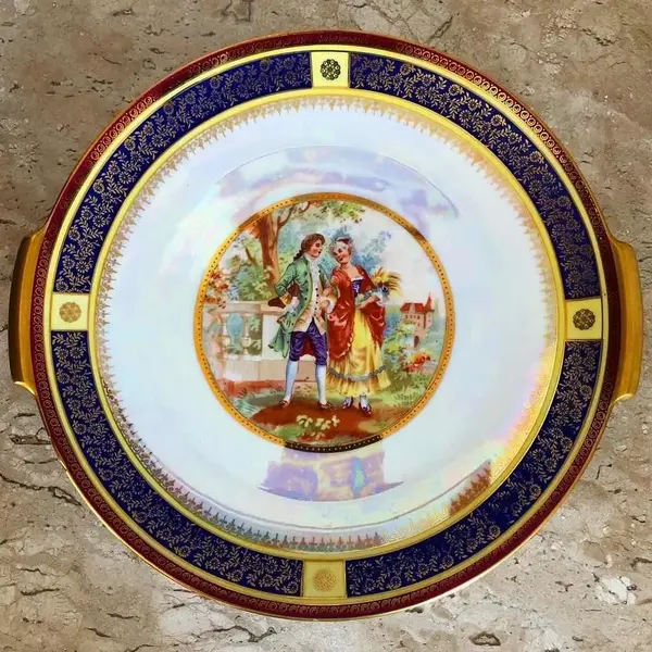Foto de um(a) Antigo Prato Decorativo Bandeja Porcelana Rosenthal Helena, da categoria de Pratos Decorativos. Rosenthal modelo Helena. Antigo e majestoso prato com alças, bandeja em porcelana artista alemã, da famosa manufatura... Mostrado de uma perspectiva diferente. Vendido no marketplace Trésors.