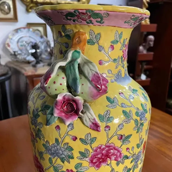 Foto de um(a) Antigo Raro Par Vaso Jarro Oriental Em Porcelana Japonesa, da categoria de Vasos. Antigo e especial par de vasos orientais em porcelana artística japonesa. Ricamente pintados à mão, decoração com flores e... Mostrado de uma perspectiva diferente. Vendido no marketplace Trésors.