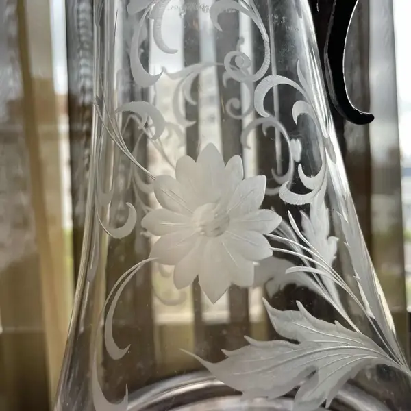 Foto de um(a) Antigo Raro Par De Jarras Claret Jug Cristal Art Nouveau Wmf, da categoria de Garrafas, potes e jarros. WMF. Antigo e raro par de grandes jarras Claret jug em cristal alemão lapidadas à mão, linda decoração floral em relevo.... Mostrado de uma perspectiva diferente. Vendido no marketplace Trésors.