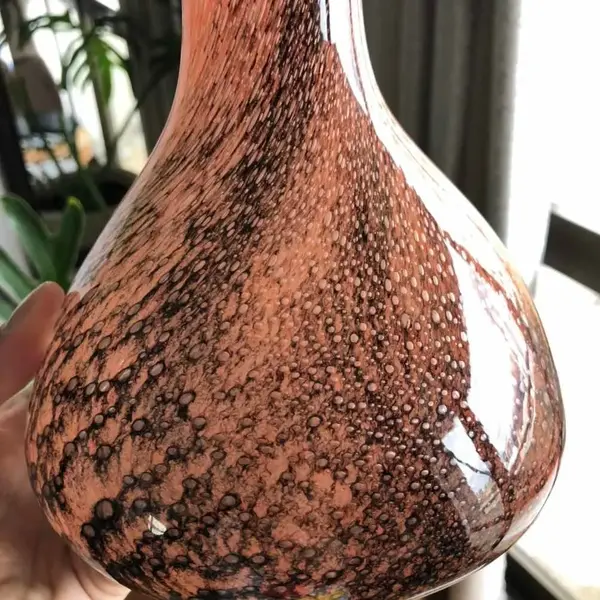 Foto de um(a) Antigo Jarro Vaso Alto Solitário Em Murano Italiano Laranja, da categoria de Vasos. Lindo vaso em Murano italiano feito à mão. Peça imponente. Período Art Deco. Cores vivas e brilhantes, muito decorativo. ... Mostrado de uma perspectiva diferente. Vendido no marketplace Trésors.