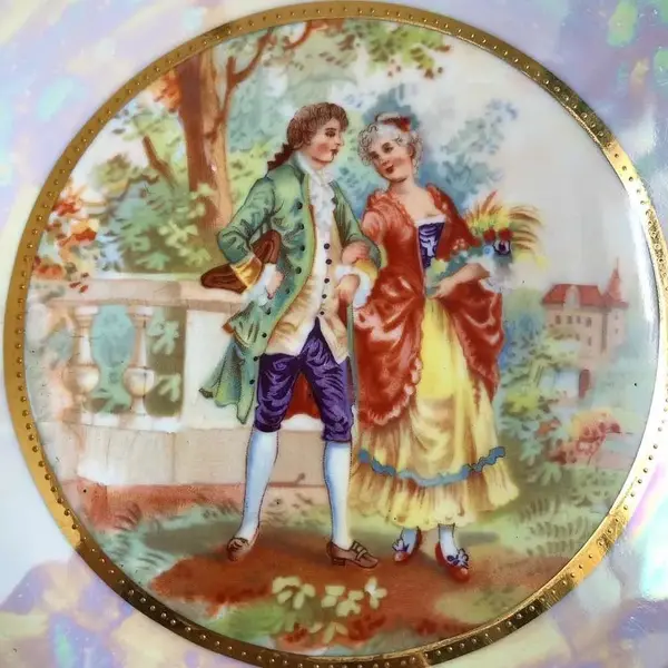 Foto de um(a) Antigo Prato Decorativo Bandeja Porcelana Rosenthal Helena, da categoria de Pratos Decorativos. Rosenthal modelo Helena. Antigo e majestoso prato com alças, bandeja em porcelana artista alemã, da famosa manufatura... Mostrado de uma perspectiva diferente. Vendido no marketplace Trésors.