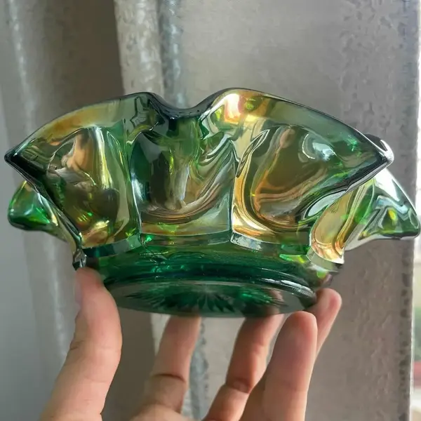 Foto de um(a) Antigo Raro Bowl Vidro Com Uralina Carnival Glass Northwood, da categoria de Centro de mesa. Uranium (contém uralina) Northwood Carnival Glass. Antigo bowl/centro de mesa em vidro artístico americano dito “Carnival... Mostrado de uma perspectiva diferente. Vendido no marketplace Trésors.