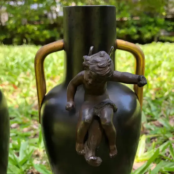 Foto de um(a) Antigo Raro Par De Esculturas Vasos Fada Anjo Bronze Francês, da categoria de Vasos. Antigo e lindo par de vasos/esculturas em bronze francês, em uma das peças temos um anjo e do outro uma fada. Peças de ótima... Mostrado de uma perspectiva diferente. Vendido no marketplace Trésors.