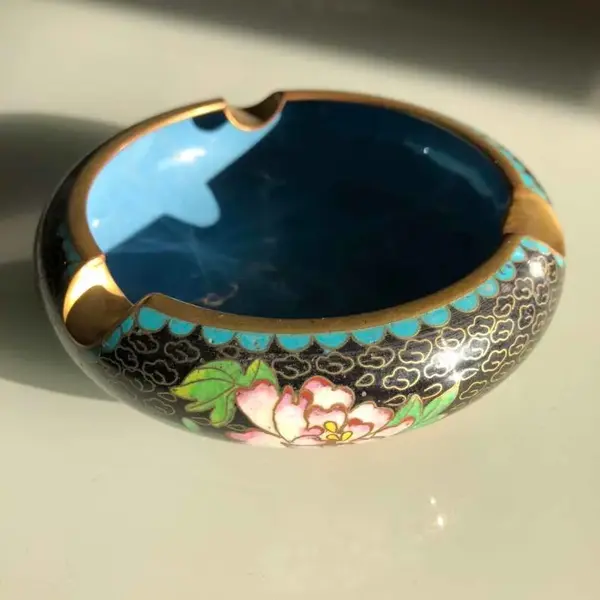 Foto de um(a) Antigo Trio De Cinzeiros Orientais Em Bronze Cloisonné, da categoria de Cinzeiros. Antigos e lindos cinzeiros orientais feitos à mão em Cloisonné. Decorados com flores e folhagens, com esmalte azul na parte... Mostrado de uma perspectiva diferente. Vendido no marketplace Trésors.