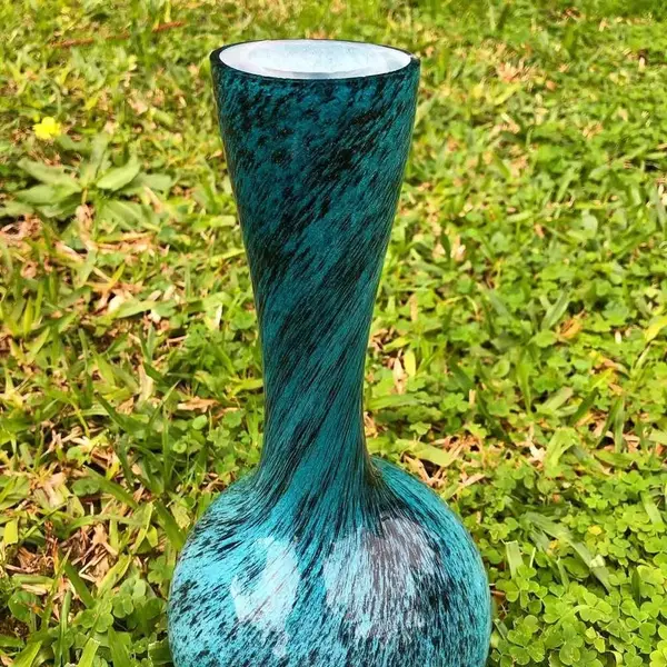 Foto de um(a) Antigo Jarro Vaso Solitário Em Murano Italiano Feito À Mão, da categoria de Vasos. Lindo vaso em Murano italiano feito à mão. Peça imponente. Período Art Deco. Cores vivas e brilhantes, muito decorativo. ... Mostrado de uma perspectiva diferente. Vendido no marketplace Trésors.