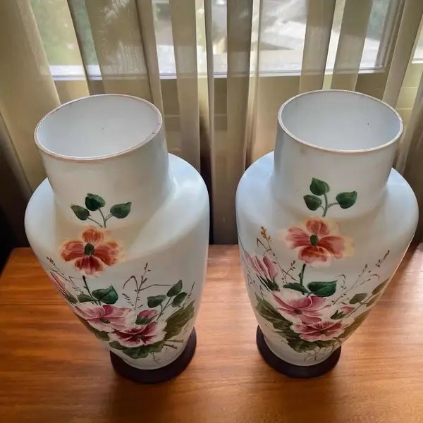 Foto de um(a) Antigo Raro Par De Vasos Em Opalina Francesa Art Nouveau, da categoria de Vasos. Antigo e raro par de vasos artísticos em opalina francesa, cor azul bebê, decoração floral pintada à mão. Peças imponentes e... Mostrado de uma perspectiva diferente. Vendido no marketplace Trésors.