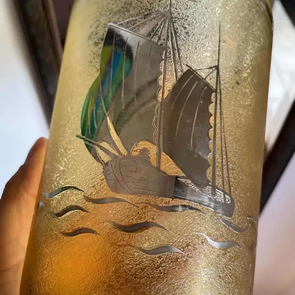 Foto de um(a) Antigo Vaso Art Deco Em Cristal Francês E Barco Em Prata, da categoria de Vasos. Antigo e super diferente vaso artístico em cristal francês, decoração marítima com barco feito à mão em folha de prata... Mostrado de uma perspectiva diferente. Vendido no marketplace Trésors.