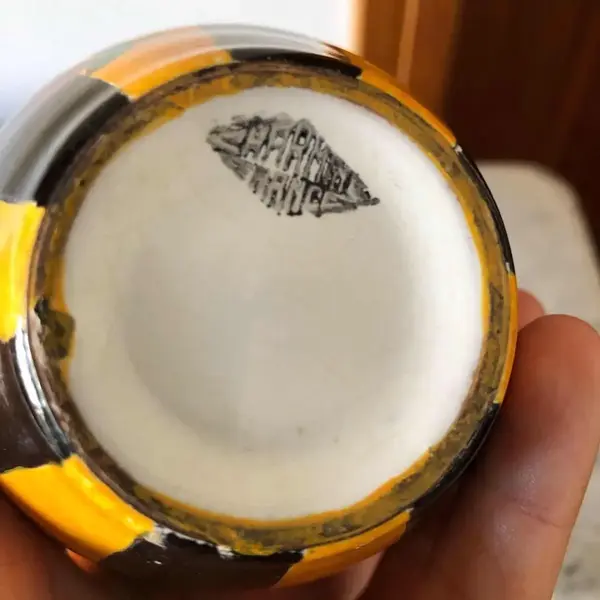 Foto de um(a) Antigo Vaso Art Deco Cerâmica Artística Francesa Pintado Mao, da categoria de Vasos. Vaso em cerâmica artística francesa, pintado à mão, período Art Deco. Início do século XX. Altura 17cm Circunferência 30cm. Mostrado de uma perspectiva diferente. Vendido no marketplace Trésors.
