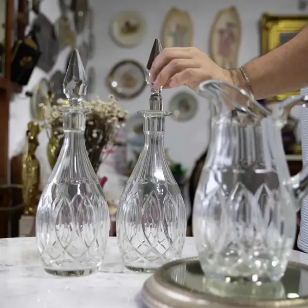 Foto de um(a) Antigo Conjunto Garrafa Licoreira Jarra Em Cristal Baccarat, da categoria de Garrafas, potes e jarros. Puro cristal francês ~ Baccarat ~Antigo e elegante conjunto com três peças para servir, sendo duas garrafas licoreiras e uma... Mostrado de uma perspectiva diferente. Vendido no marketplace Trésors.