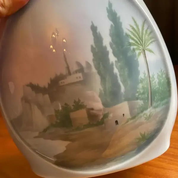 Foto de um(a) Antigo Raro Vaso Jarro Art Deco Em Porcelana Alemã Kaestner, da categoria de Vasos. Kaestner. Antigo e raro vaso em porcelana artística alemã, linda decoração e um formato super diferente. Período Art... Mostrado de uma perspectiva diferente. Vendido no marketplace Trésors.