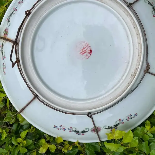 Foto de um(a) Antigo Grande Prato Medalhão Porcelana Japonesa Oriental, da categoria de Pratos Decorativos. Antigo e grande prato/medalhão, também pode ser usado como centro de mesa. Feito e pintado à mão porcelana artística... Mostrado de uma perspectiva diferente. Vendido no marketplace Trésors.
