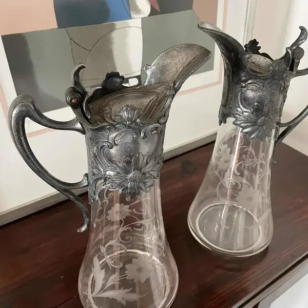 Foto de um(a) Antigo Raro Par De Jarras Claret Jug Cristal Art Nouveau Wmf, da categoria de Garrafas, potes e jarros. WMF. Antigo e raro par de grandes jarras Claret jug em cristal alemão lapidadas à mão, linda decoração floral em relevo.... Mostrado de uma perspectiva diferente. Vendido no marketplace Trésors.