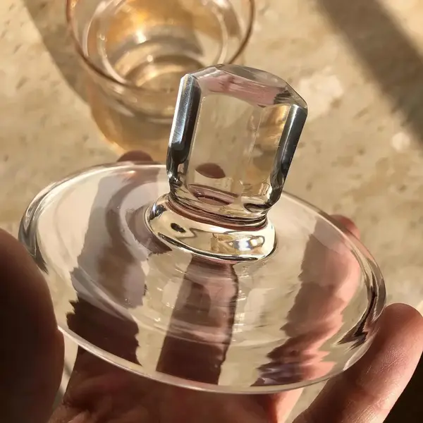 Foto de um(a) Antiga Caixa Biscoiteira Bomboniere Art Deco Cristal France, da categoria de Garrafas, potes e jarros. Antiga bomboniere, caixa biscoiteira em cristal lapidado à mão, linda decoração de folhas em relevo, acabamento com fios de... Mostrado de uma perspectiva diferente. Vendido no marketplace Trésors.