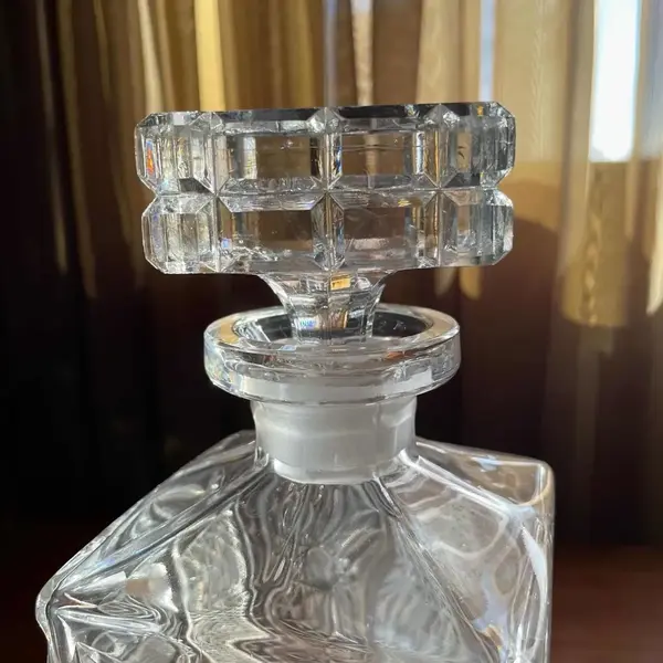 Foto de um(a) Antiga Garrafa Para Bebidas Whisky Cristal Tcheco Art Deco, da categoria de Garrafas. Antiga e majestosa garrafa em cristal Tcheco de excelente qualidade, lindo brilho natural, toda lapidada à mão. Meados do... Mostrado de uma perspectiva diferente. Vendido no marketplace Trésors.