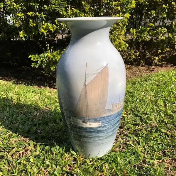 Foto de um(a) Antigo Grande Jarro Vaso Art Deco Porcelana Royal Copenhagen, da categoria de Vasos. Royal Copenhagen. Antigo e grande vaso em porcelana artística Dinamarquesa, da famosa manufatura Royal Copenhagen.... Mostrado de uma perspectiva diferente. Vendido no marketplace Trésors.