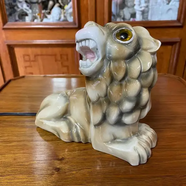 Foto de um(a) Antiga Escultura Abajur Leão Porcelana Italiana Capodimonte, da categoria de Abajures. Capodiomonte. Antigo e raro abajur no formato de leão com traços do período Art Deco, peça artística, feita à mão. Porcelana... Mostrado de uma perspectiva diferente. Vendido no marketplace Trésors.