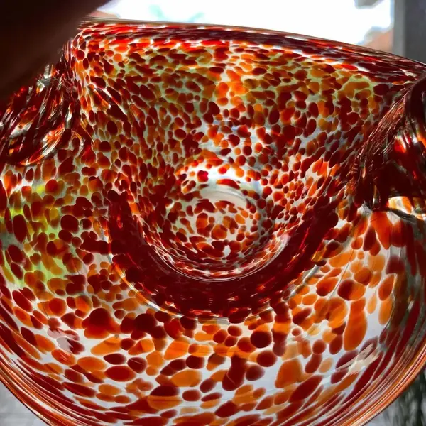 Foto de um(a) Antiga Cesta Decorativa Em Murano Italiano Vermelho Rubi, da categoria de Cestos e Caixas. Antiga cesta decorativa em Murano italiano translúcido com rajados vermelho rubi. Feita à mão. Período Art Deco. Altura... Mostrado de uma perspectiva diferente. Vendido no marketplace Trésors.