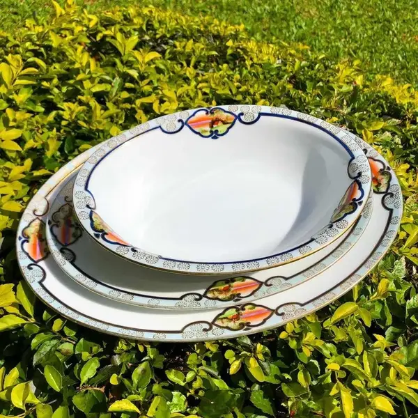 Foto de um(a) Antigo Trio De Travessas Em Porcelana Japonesa Meito China, da categoria de Travessas e tigelas. Meito China, manufatura fundada em 1908. Antigo trio de travessas em fina porcelana japonesa, pintadas à mão e acabamento... Mostrado de uma perspectiva diferente. Vendido no marketplace Trésors.
