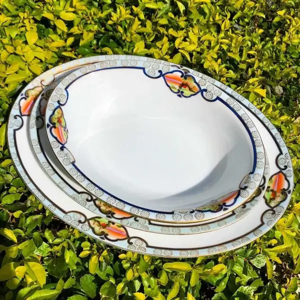 Foto de um(a) Antigo Trio De Travessas Em Porcelana Japonesa Meito China, da categoria de Travessas e tigelas. Meito China, manufatura fundada em 1908. Antigo trio de travessas em fina porcelana japonesa, pintadas à mão e acabamento... Mostrado de uma perspectiva diferente. Vendido no marketplace Trésors.