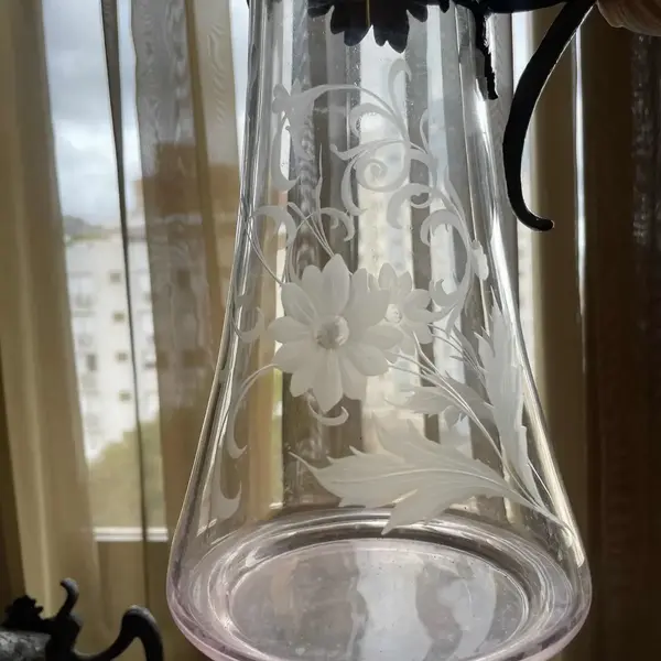 Foto de um(a) Antigo Raro Par De Jarras Claret Jug Cristal Art Nouveau Wmf, da categoria de Garrafas, potes e jarros. WMF. Antigo e raro par de grandes jarras Claret jug em cristal alemão lapidadas à mão, linda decoração floral em relevo.... Mostrado de uma perspectiva diferente. Vendido no marketplace Trésors.