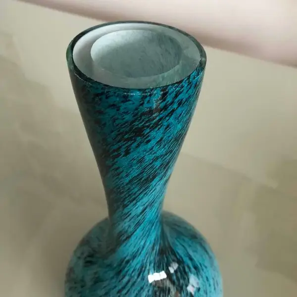 Foto de um(a) Antigo Jarro Vaso Solitário Em Murano Italiano Feito À Mão, da categoria de Vasos. Lindo vaso em Murano italiano feito à mão. Peça imponente. Período Art Deco. Cores vivas e brilhantes, muito decorativo. ... Mostrado de uma perspectiva diferente. Vendido no marketplace Trésors.