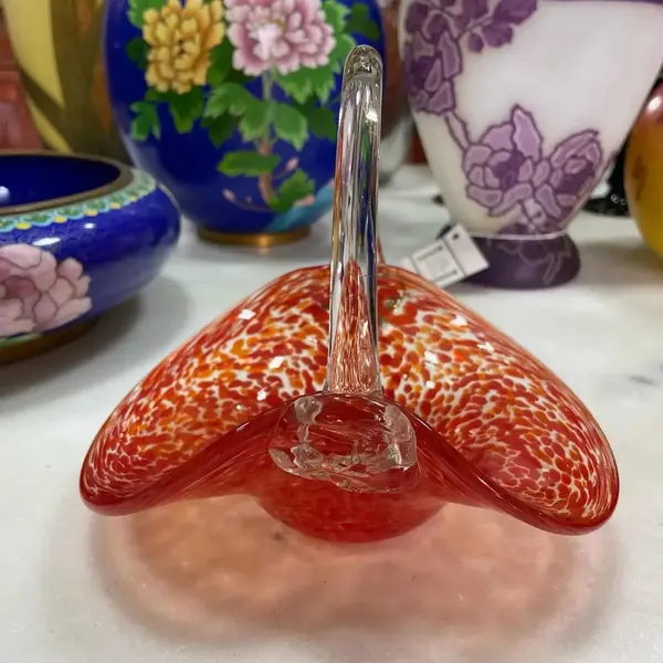 Foto de um(a) Antiga Cesta Decorativa Em Murano Italiano Vermelho Rubi, da categoria de Cestos e Caixas. Antiga cesta decorativa em Murano italiano translúcido com rajados vermelho rubi. Feita à mão. Período Art Deco. Altura... Mostrado de uma perspectiva diferente. Vendido no marketplace Trésors.