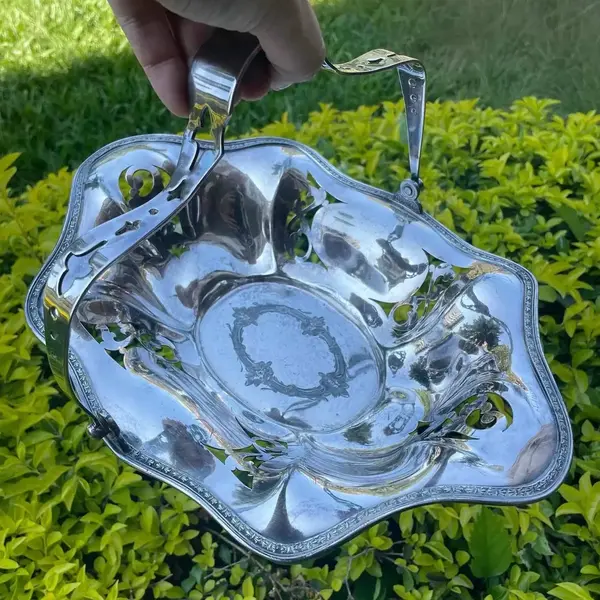 Foto de um(a) Wilcox Silver Antigo Raro Centro De Mesa Cesta Prata Inglesa, da categoria de Centro de mesa. Wilcox Silver Plate Co. Antigo centro de mesa, cesta em metal inglês espessurado a prata. Peça de ótima qualidade e toda... Mostrado de uma perspectiva diferente. Vendido no marketplace Trésors.