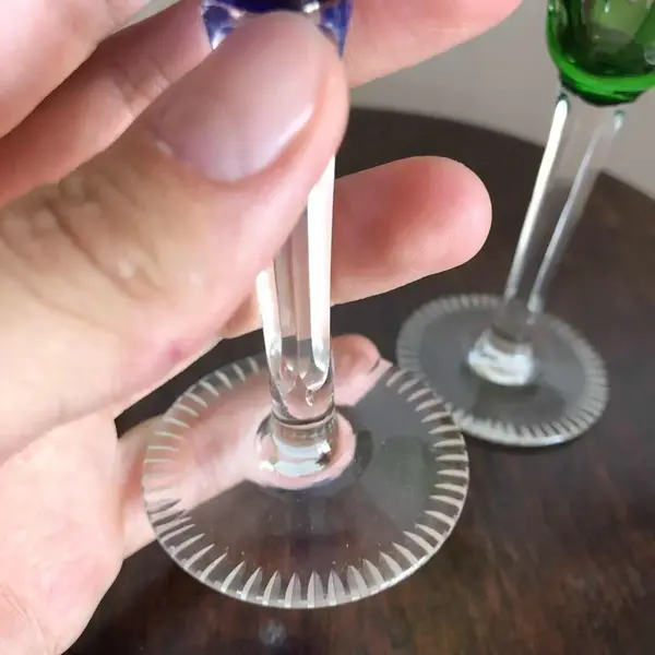 Foto de um(a) Antigo Par De Cálices Cristal Francês Baccarat Azul E Verde, da categoria de Taças. Antigo par de cálices em cristal francês Baccarat, corpo e hastes ricamente lapidados à mão, Cristal doublé verde e azul.... Mostrado de uma perspectiva diferente. Vendido no marketplace Trésors.