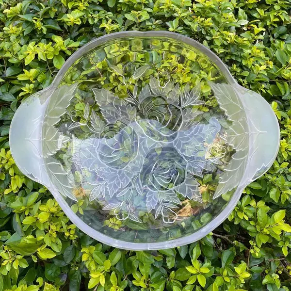 Foto de um(a) Antigo Centro De Mesa Saladeira Vidro Francês Satiné Artdeco, da categoria de Centro de mesa. Antigo centro de mesa/saladeira em vidro francês, linda decoração floral em satiné. Uma bela peça, muito versátil, pode ser... Mostrado de uma perspectiva diferente. Vendido no marketplace Trésors.