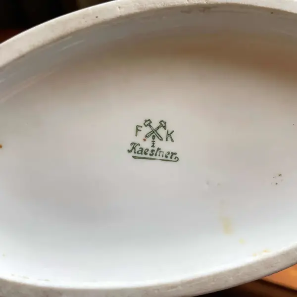 Foto de um(a) Antigo Raro Vaso Jarro Art Deco Em Porcelana Alemã Kaestner, da categoria de Vasos. Kaestner. Antigo e raro vaso em porcelana artística alemã, linda decoração e um formato super diferente. Período Art... Mostrado de uma perspectiva diferente. Vendido no marketplace Trésors.