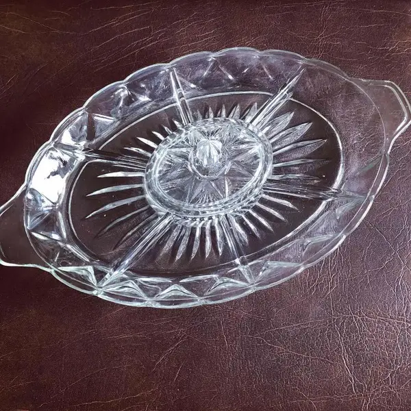 Foto de um(a) Antiga Petisqueira Art Deco Em Cristal Francês, da categoria de Travessas e tigelas. Antiga e linda petisqueira em cristal francês. Impecável e toda original. Medidas 35 x 20cm. Mostrado de uma perspectiva diferente. Vendido no marketplace Trésors.