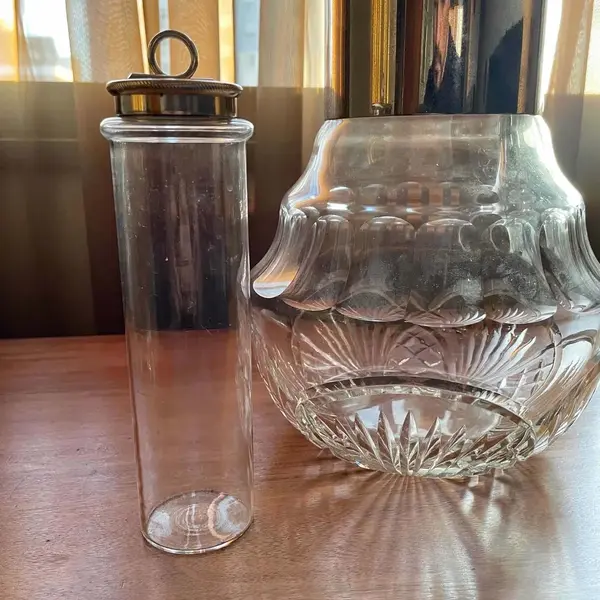 Foto de um(a) Antiga Rara Grande Jarra Refresqueira Art Deco Cristal E Wmf, da categoria de Jarros. WMF. Antiga e grande jarra refresqueira em cristal alemão ricamente lapidado à mão, bocal e alça em metal prateado da famosa... Mostrado de uma perspectiva diferente. Vendido no marketplace Trésors.