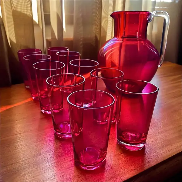 Foto de um(a) Antigo Conjunto De Jarra Com Copos Art Deco Cristal Francês, da categoria de Jarros. Para servir ou decorar com esse antigo e elegante conjunto de jarra com 10 copinhos em cristal francês soufflé gomado da... Mostrado de uma perspectiva diferente. Vendido no marketplace Trésors.