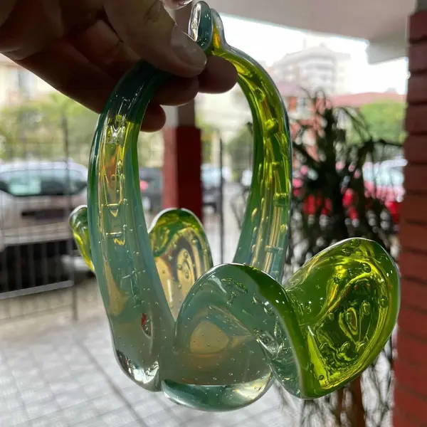 Foto de um(a) Antiga Cesta Decorativa Bowl Murano Italiano Opalescente, da categoria de Centro de mesa. Antiga cesta decorativa em legítimo Murano Italiano, cor verde rubi e detalhes opalescente, peça feita à mão. Período Art... Mostrado de uma perspectiva diferente. Vendido no marketplace Trésors.