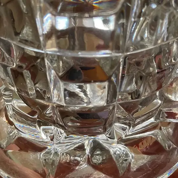 Foto de um(a) Antigo Raro Vaso Art Deco Em Vidro Tcheco Libochovice Glass, da categoria de Vasos. Libochovice Glass - Tchecoslováquia. Antigo e raro vaso em vidro artístico com incrível lapidação diamante e alças com... Mostrado de uma perspectiva diferente. Vendido no marketplace Trésors.
