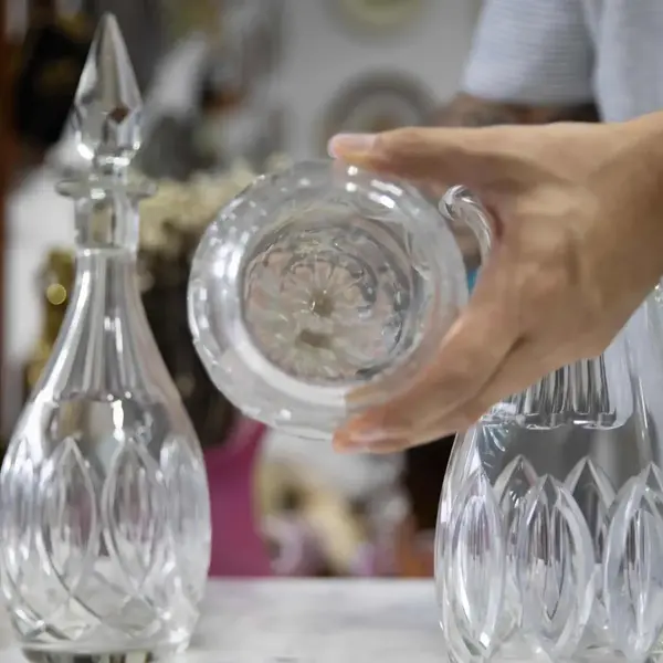 Foto de um(a) Antigo Conjunto Garrafa Licoreira Jarra Em Cristal Baccarat, da categoria de Garrafas, potes e jarros. Puro cristal francês ~ Baccarat ~Antigo e elegante conjunto com três peças para servir, sendo duas garrafas licoreiras e uma... Mostrado de uma perspectiva diferente. Vendido no marketplace Trésors.