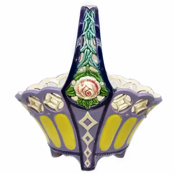 Foto de um(a) Antiga Cesta Art Nouveau Faiança Majolica Tcheca Eichwald, da categoria de Cestos e Caixas. Eichwald, importante manufatura fundada em 1871. Antiga e rara cesta em majolica/faiança tcheca, linda coloração e decoração... Vendido no marketplace Trésors.