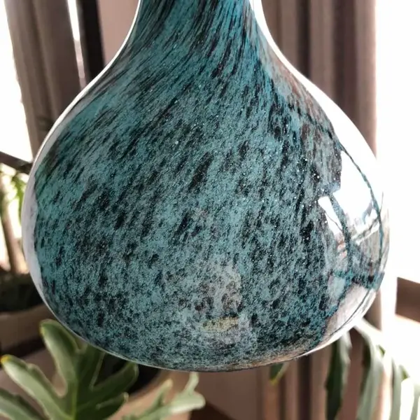 Foto de um(a) Antigo Jarro Vaso Solitário Em Murano Italiano Feito À Mão, da categoria de Vasos. Lindo vaso em Murano italiano feito à mão. Peça imponente. Período Art Deco. Cores vivas e brilhantes, muito decorativo. ... Mostrado de uma perspectiva diferente. Vendido no marketplace Trésors.